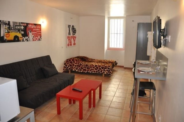 Séjour décoré et équipé , Tv, Canapé Lit , Armoire , Table Basse Appartement location meublé vacances. Appartement location meublé étudiant. Appartement location meublé curiste. Appartement location meublé à la semaine. Marseille Capitale européenne de la Culture.