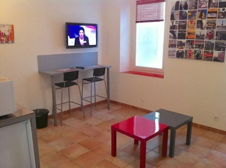 Séjour décoré et équipé , Tv, Canapé Lit , Armoire , Table Basse Appartement location meublé vacances. Appartement location meublé étudiant. Appartement location meublé curiste. Appartement location meublé à la semaine. Marseille Capitale européenne de la Culture.