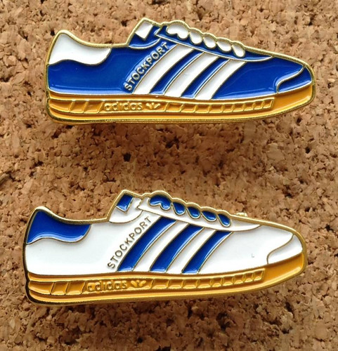 Stockport Adidas Trainers/Trabs/Sneakers FOOTBALL-PINS