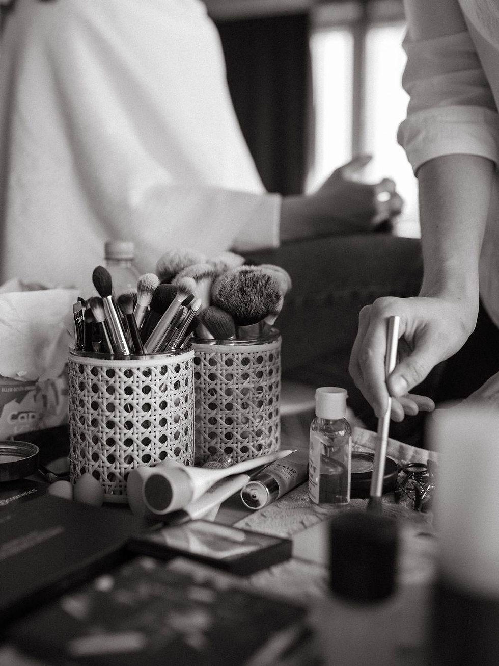 Närbild på makeupartist och makeup