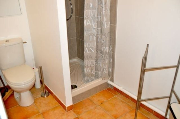 Salle de bains entièrement équipé , meuble lavabo, WC, Douche , sèche serviette , étendoir. Appartement location meublé vacances. Appartement location meublé étudiant. Appartement location meublé curiste. Appartement location meublé à la semaine. Marseille Capitale européenne de la Culture.