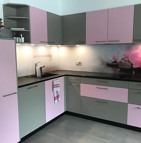 Individuelle Küchenrückwand mit Blumenmuster