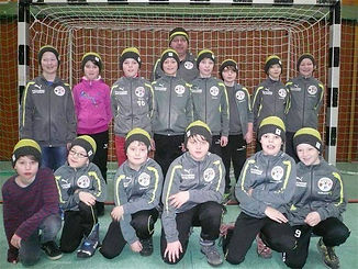 Jugendfußballer der JSG Altefeld mit ihren neuen Mützen.Wolle: Casa di Lana