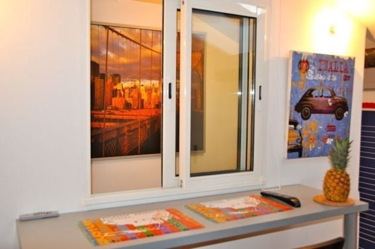 Séjour décoré et équipé , Tv, Canapé Lit , Armoire , Table Basse Appartement location meublé vacances. Appartement location meublé étudiant. Appartement location meublé curiste. Appartement location meublé à la semaine. Marseille Capitale européenne de la Culture.