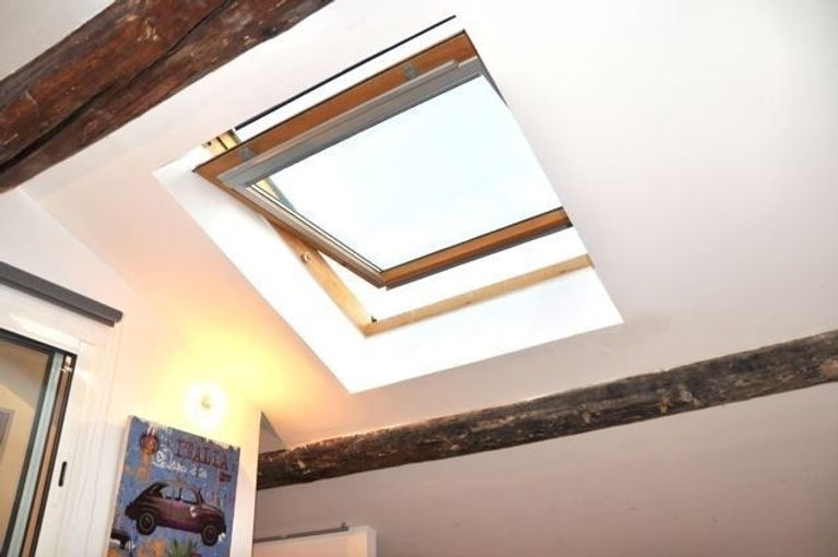 Séjour décoré et équipé , Tv, Canapé Lit , Armoire , Table Basse Appartement location meublé vacances. Appartement location meublé étudiant. Appartement location meublé curiste. Appartement location meublé à la semaine. Marseille Capitale européenne de la Culture.