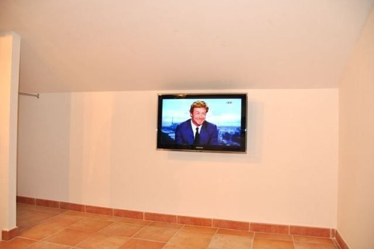 Séjour décoré et équipé , Tv, Canapé Lit , Armoire , Table Basse Appartement location meublé vacances. Appartement location meublé étudiant. Appartement location meublé curiste. Appartement location meublé à la semaine. Marseille Capitale européenne de la Culture.