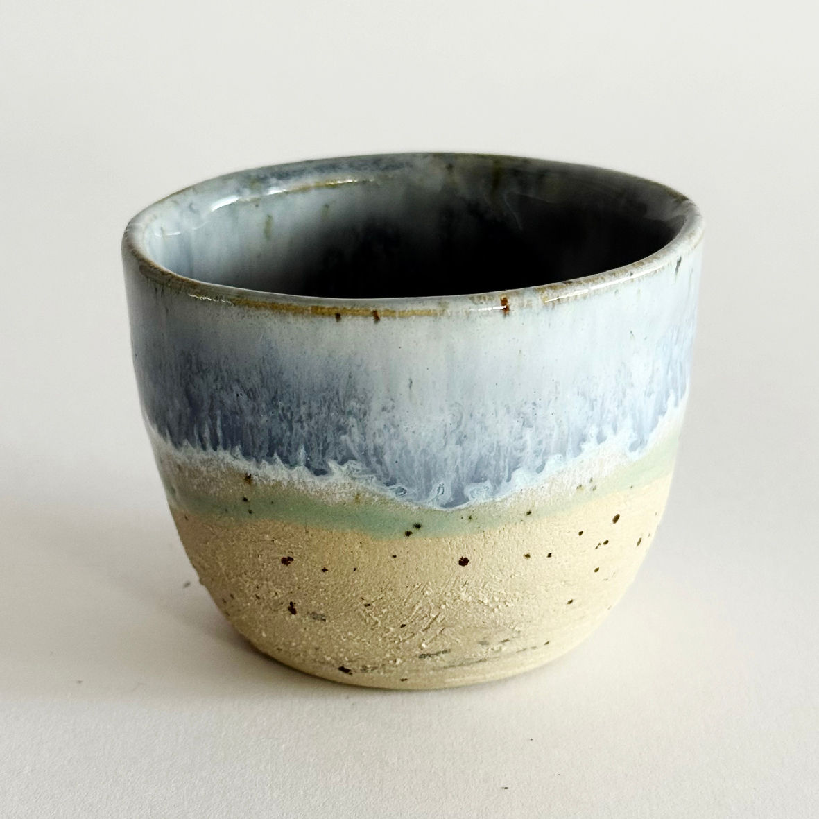 Handgetöpferte Espresso-Tasse «Windgesang». Swiss made. Atelier Anja Piffaretti.