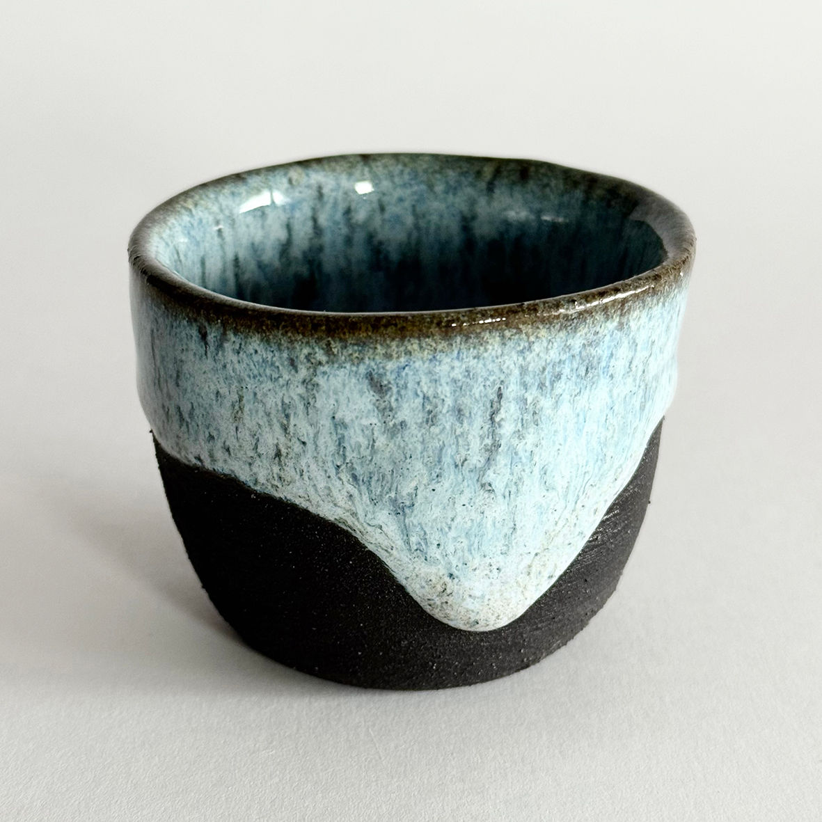 Handgetöpferte Espresso-Tasse «Wellenkamm». Swiss made. Atelier Anja.