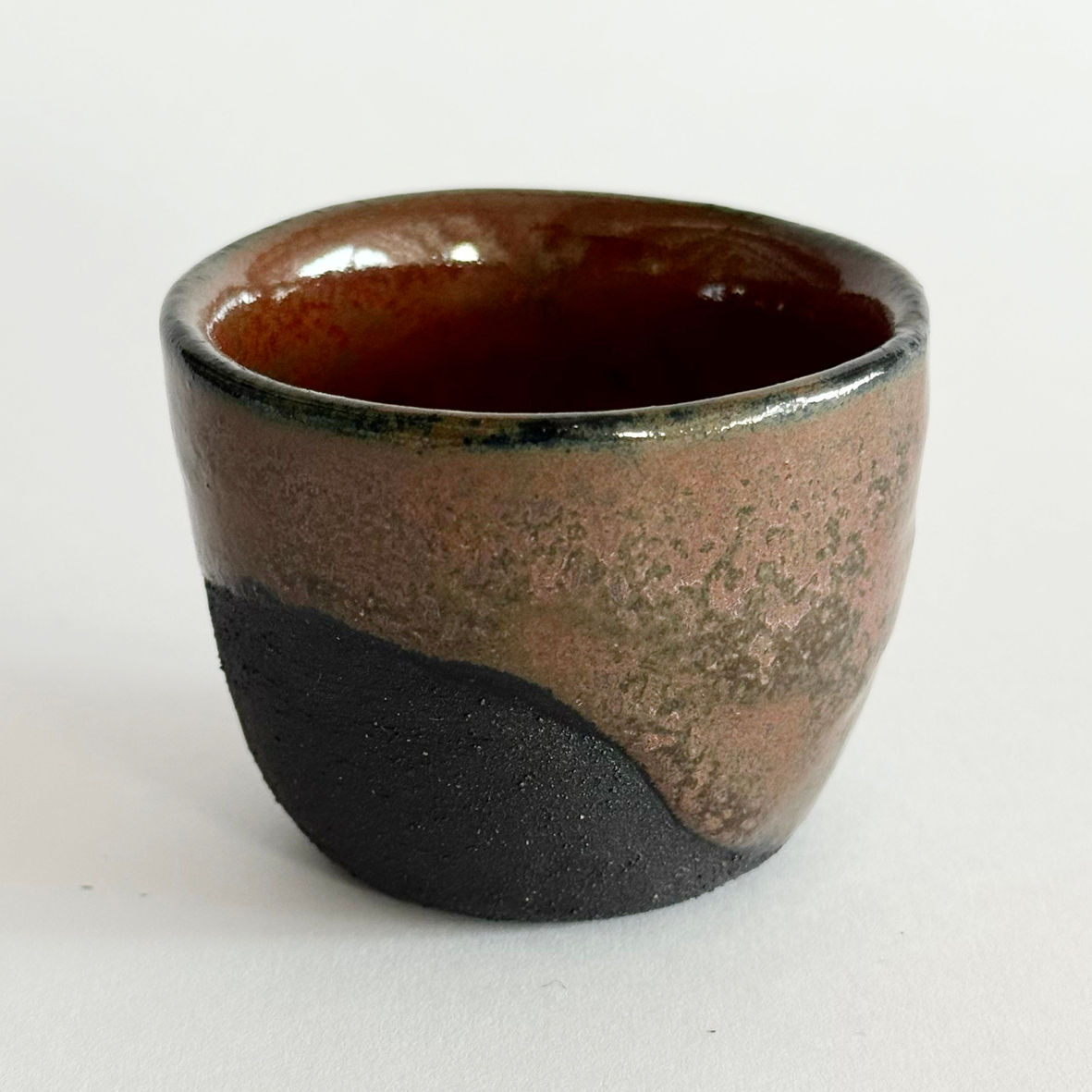 Espresso-Tasse «Erdenseele», aus dunklem Ton gefertigt. Swiss made. Jedes Stück ist ein Unikat.