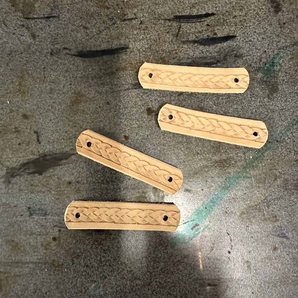 Passants en cuir naturel avec le motif repoussé