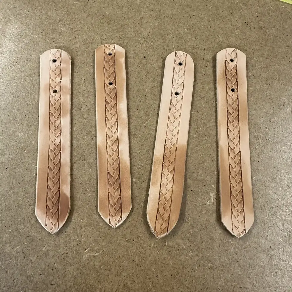 Attaches en cuir naturel avec le motif repoussé