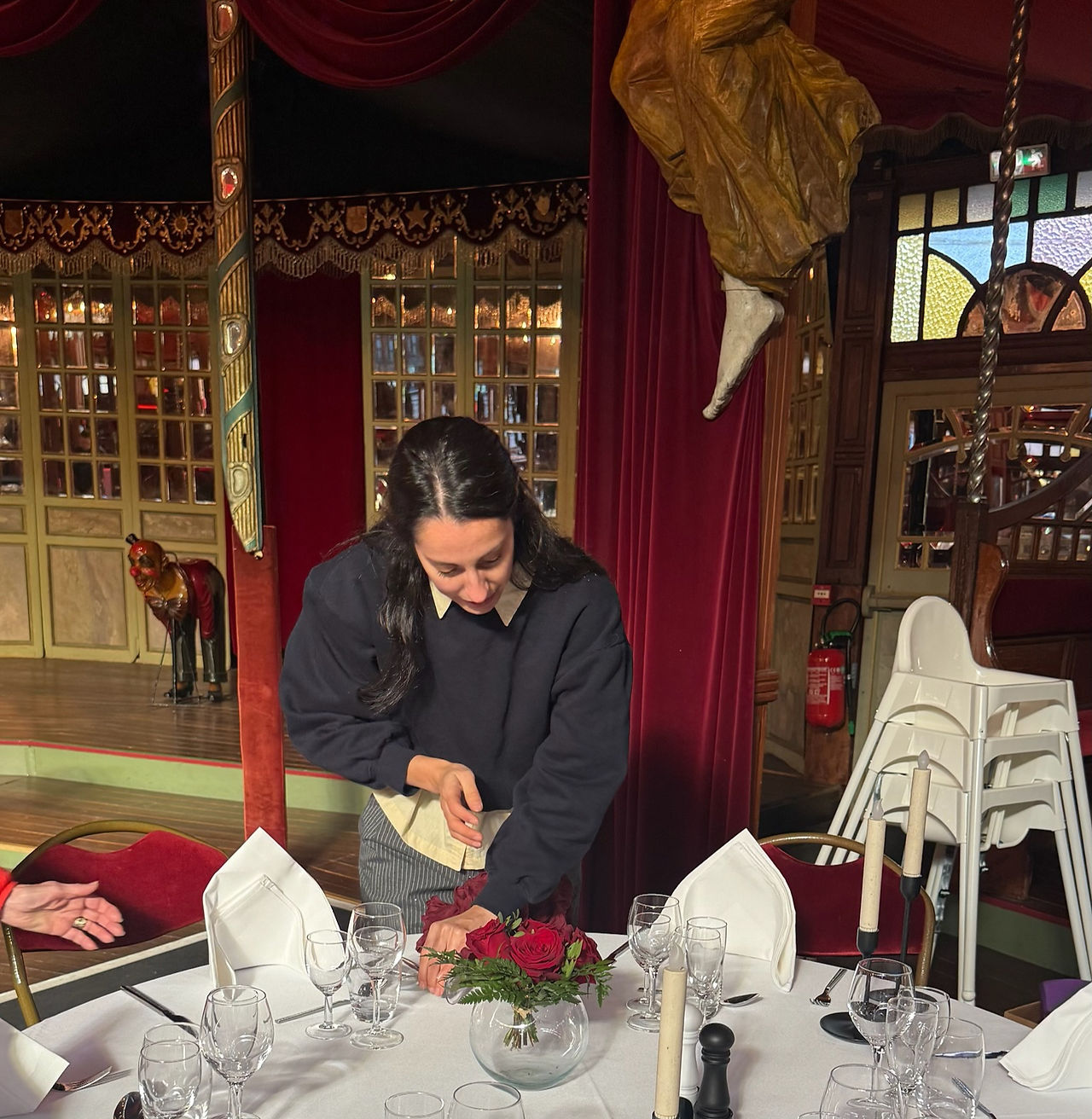 Décoration de table anniversaire en bordeaux