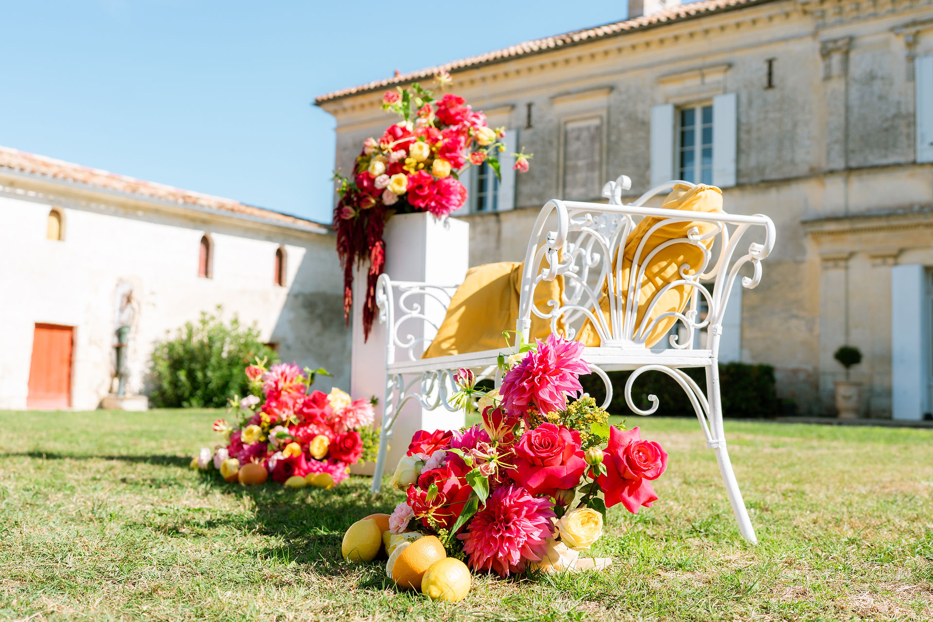 Décoration couleur pep's d'une cérémonie laïque avec des compositions florales assez grande