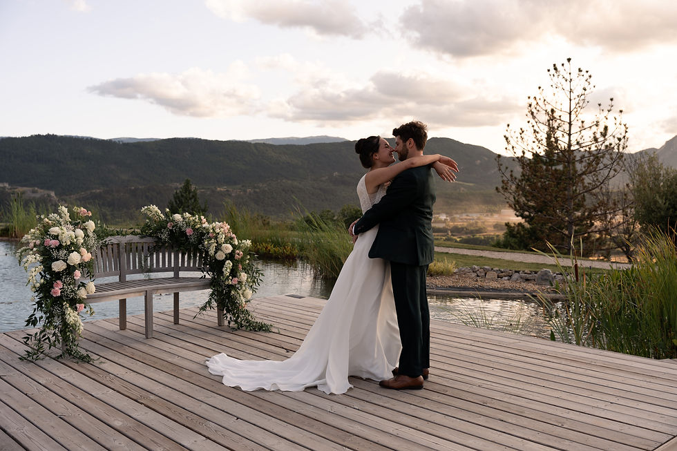 mariés qui s'embrassent pendant leur cérémonie laïque face à un lac et une vue panoramique provençal