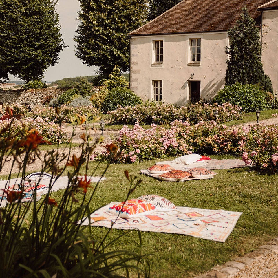 espace d'un vin d'honneur avec des tapis par terre style oriental