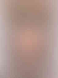 Bar à shots dans un mariage, une sorte de panneaux avec pleins de shots dessus et une composition florale en bas du panneau en bois