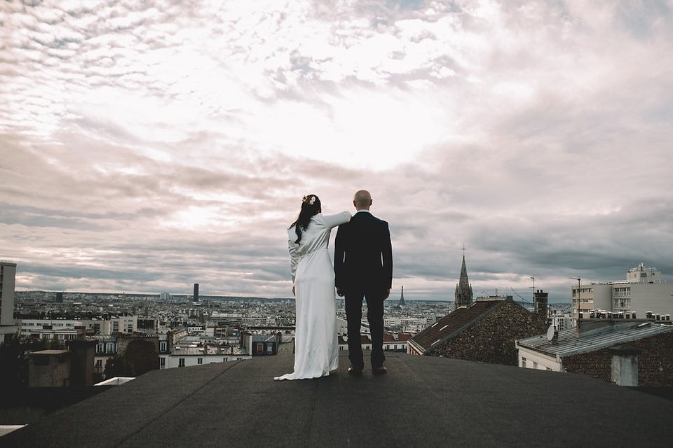 Photo d'un couple de marié de dos sur le rooftop du Solaris