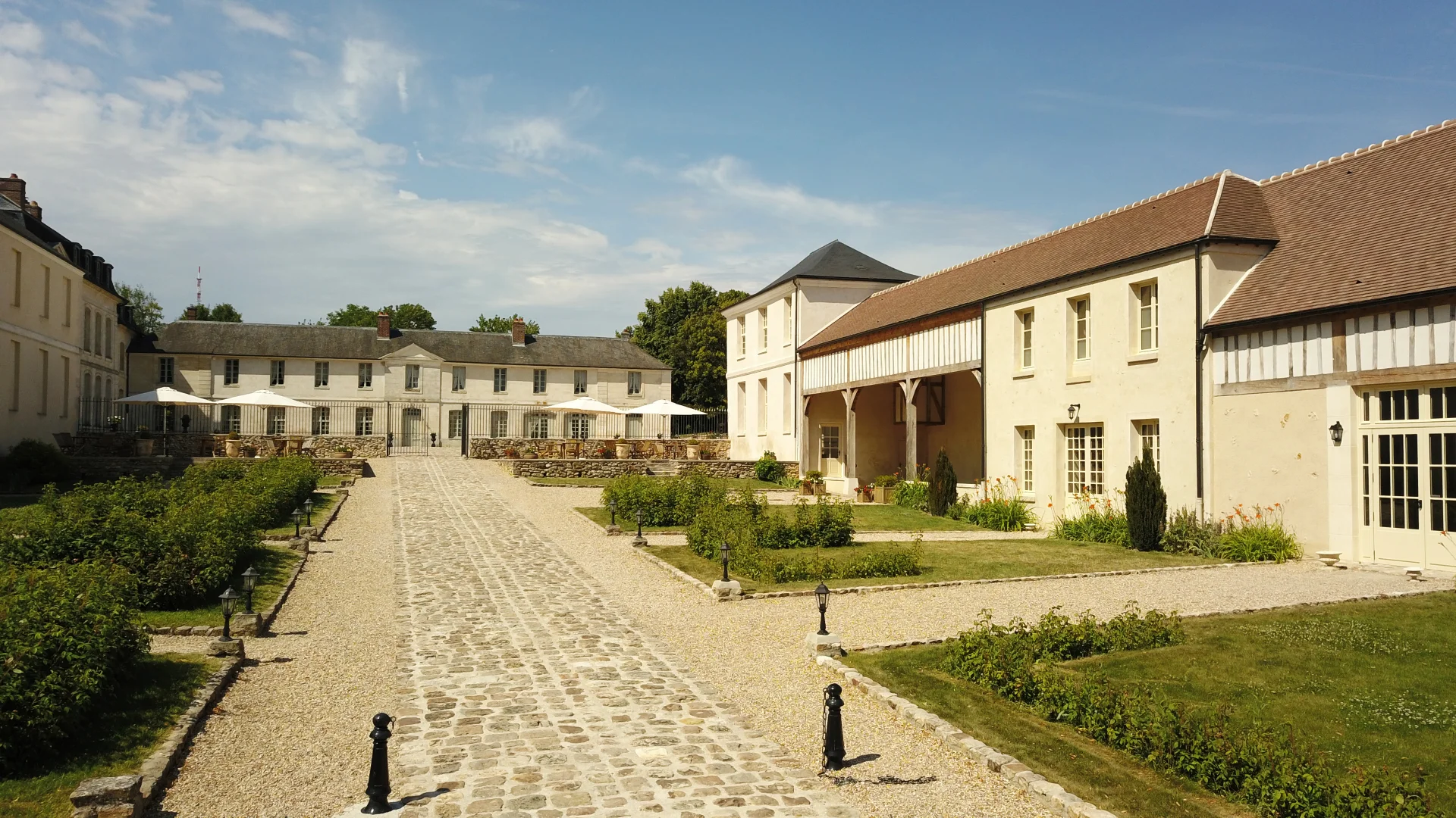 espace extérieur et cocktail du Château de Maudétour 