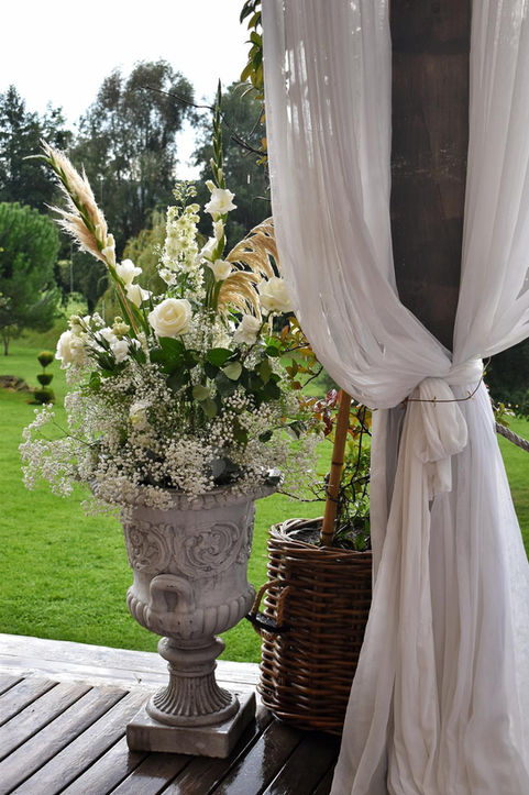 Vase Médicis fleurs blanches