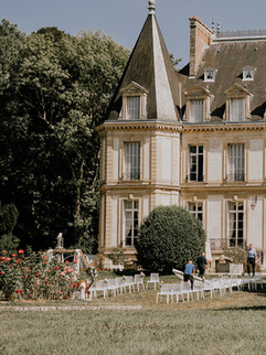 Installation de la cérémonie laïque dans le jardin d’un chateau