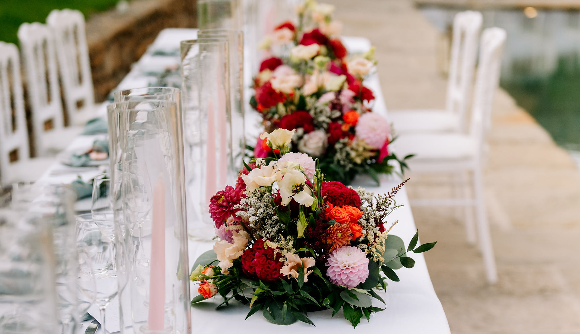 Zoo que les composition d'une table en long d'un mariage aux couleurs pep's avec des bougies hautes
