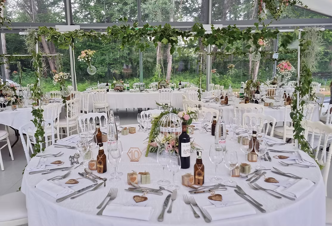 Table de mariage dans une orangerie  avec des tables décorées