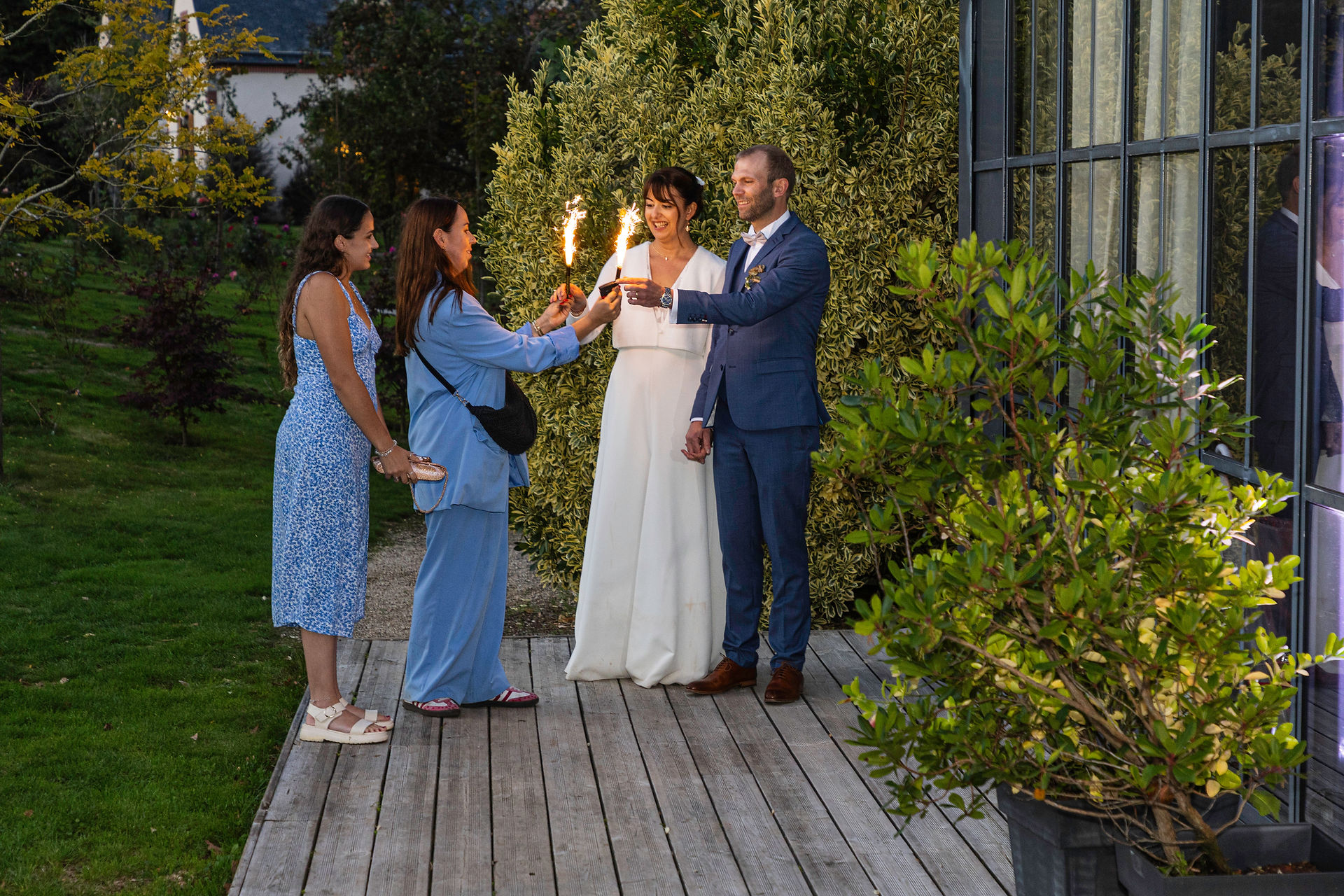 Deux wedding planner qui donnent à des mariés des scintillants avant d'entrer dans la salle du diner