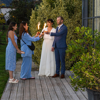 Deux wedding planner qui donnent à des mariés des scintillants avant d'entrer dans la salle du diner