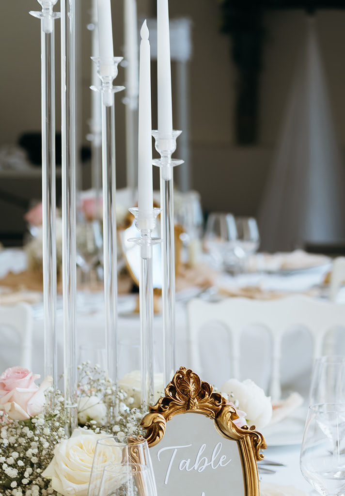 Zoom sur les chandelier façon cristal de la décoration de table d'un mariage