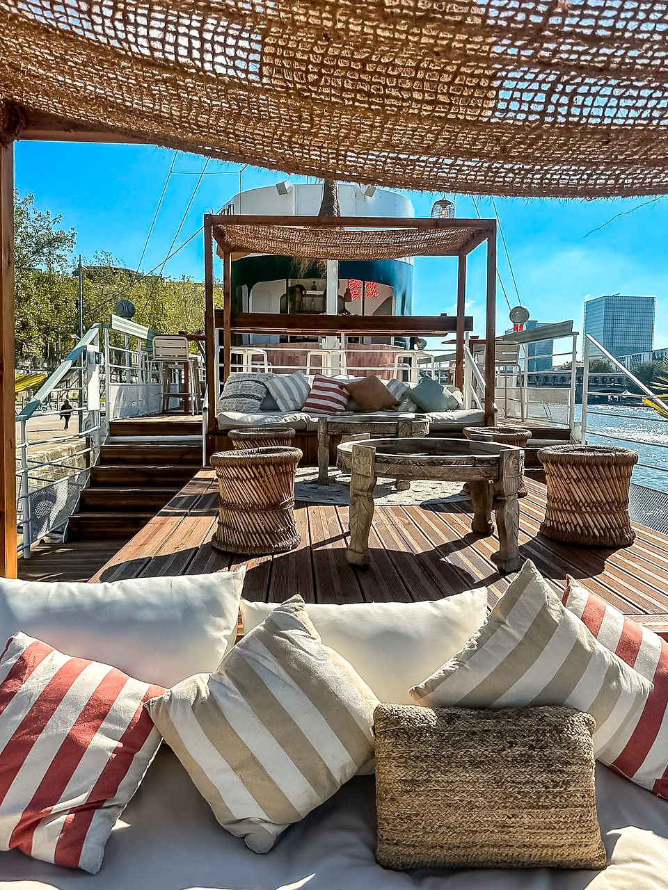 extérieur péniche avec des canapés