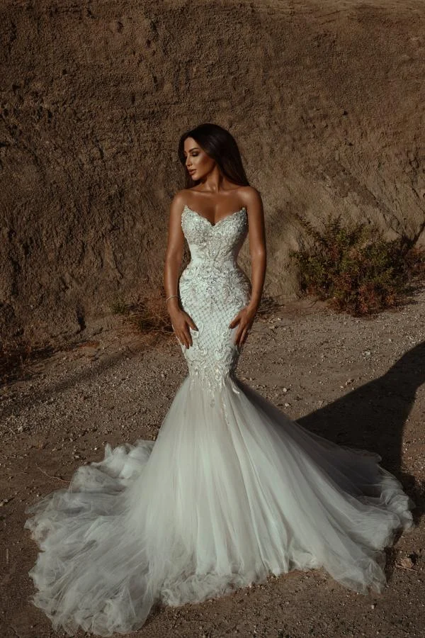 mariée qui prend la pose en robe sirène
