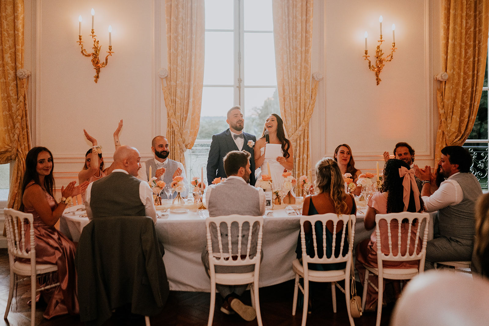 mariés pendant le repas qui font un discours à la table d’honneur