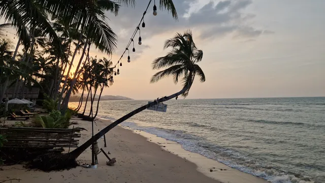 Plage privée pour un mariage au bord de l'eau avec des luminaire et le Sunset
