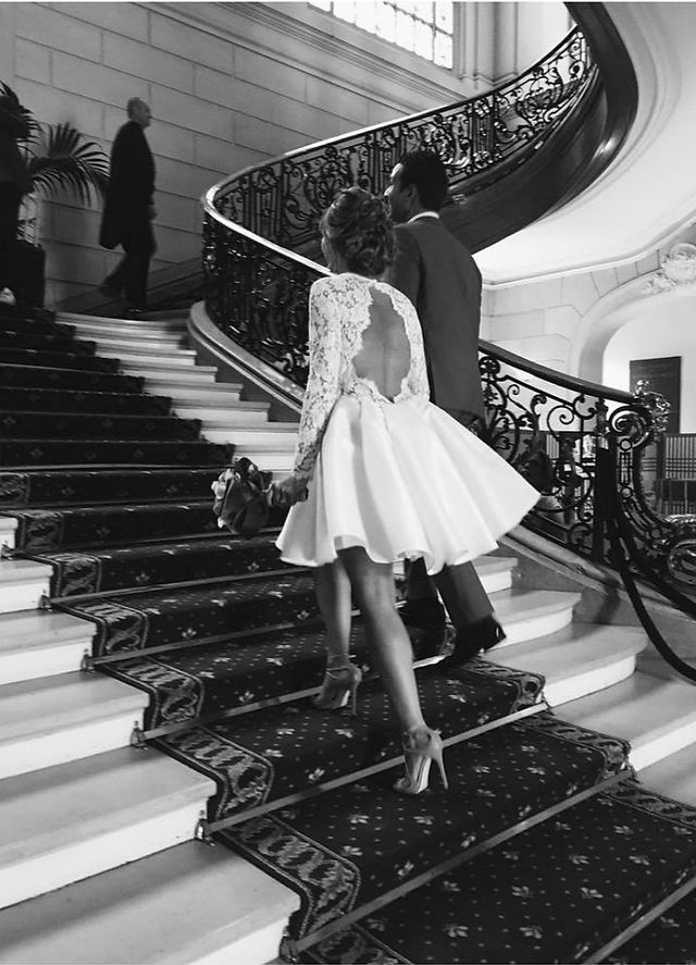 Robe de mariée courte qui monte des escaliers