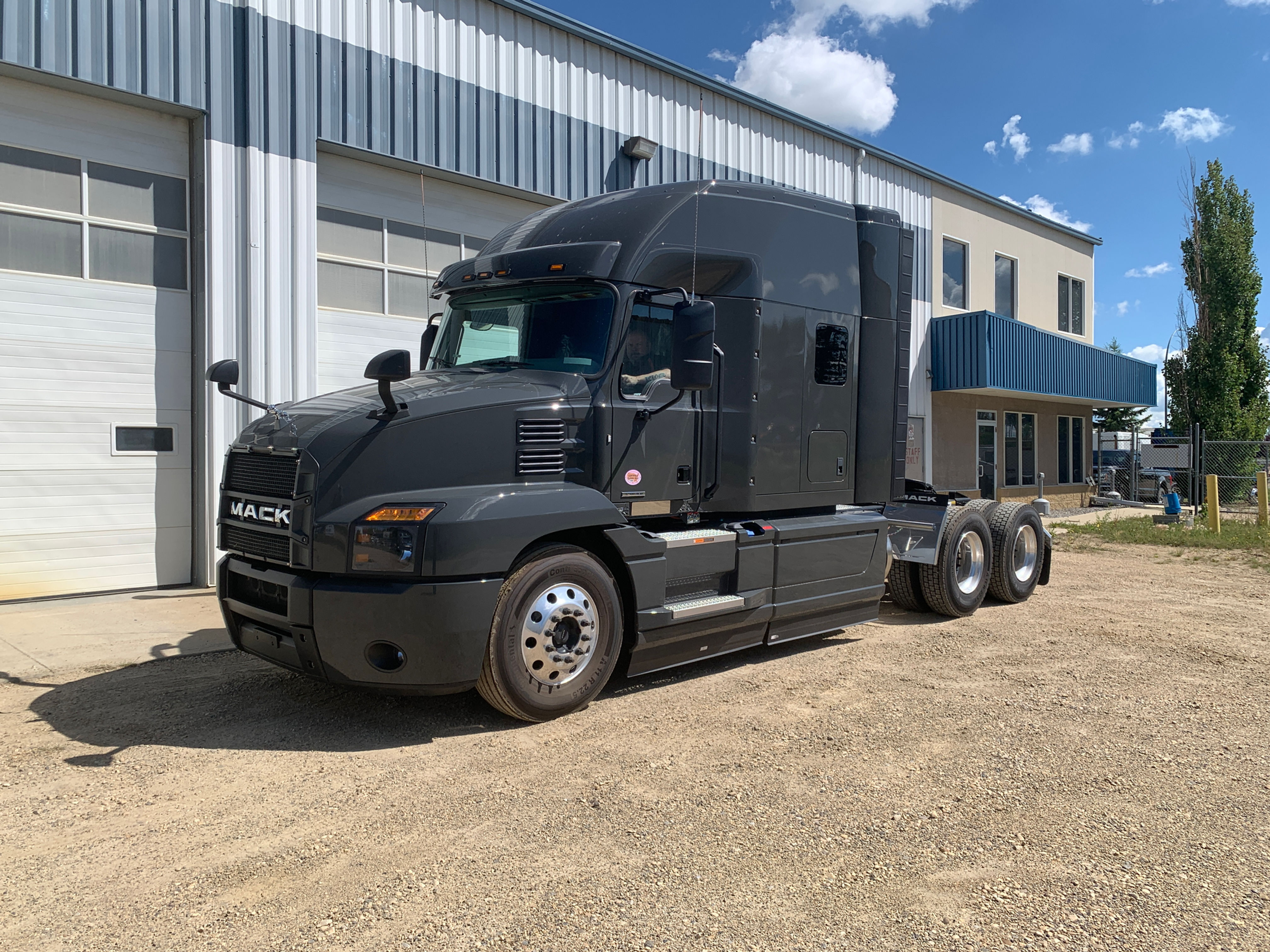 2026 AN64T 70" Sleeper - Stock#38334