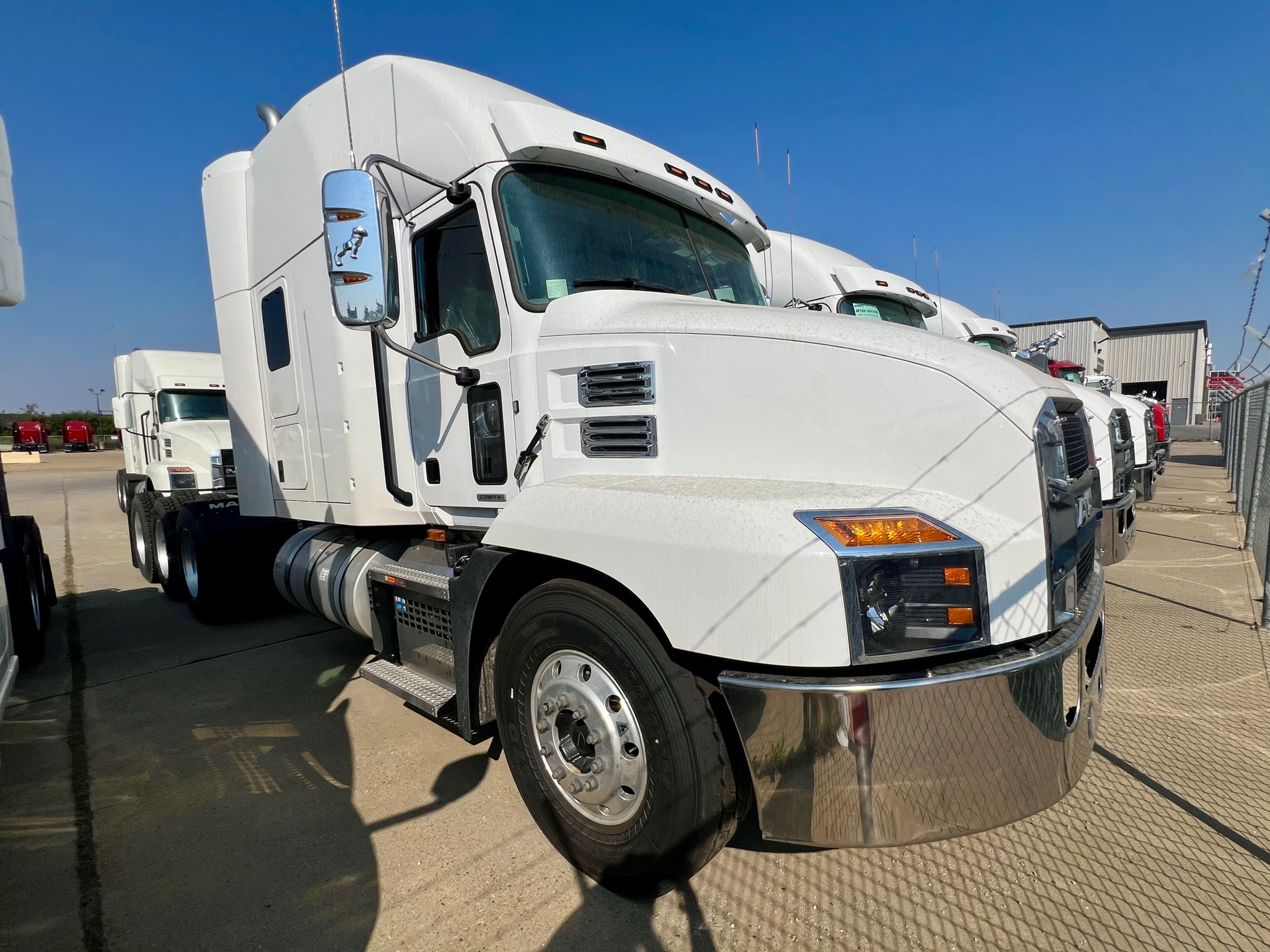 2026 AN86T 70” Sleeper – Stock #38220