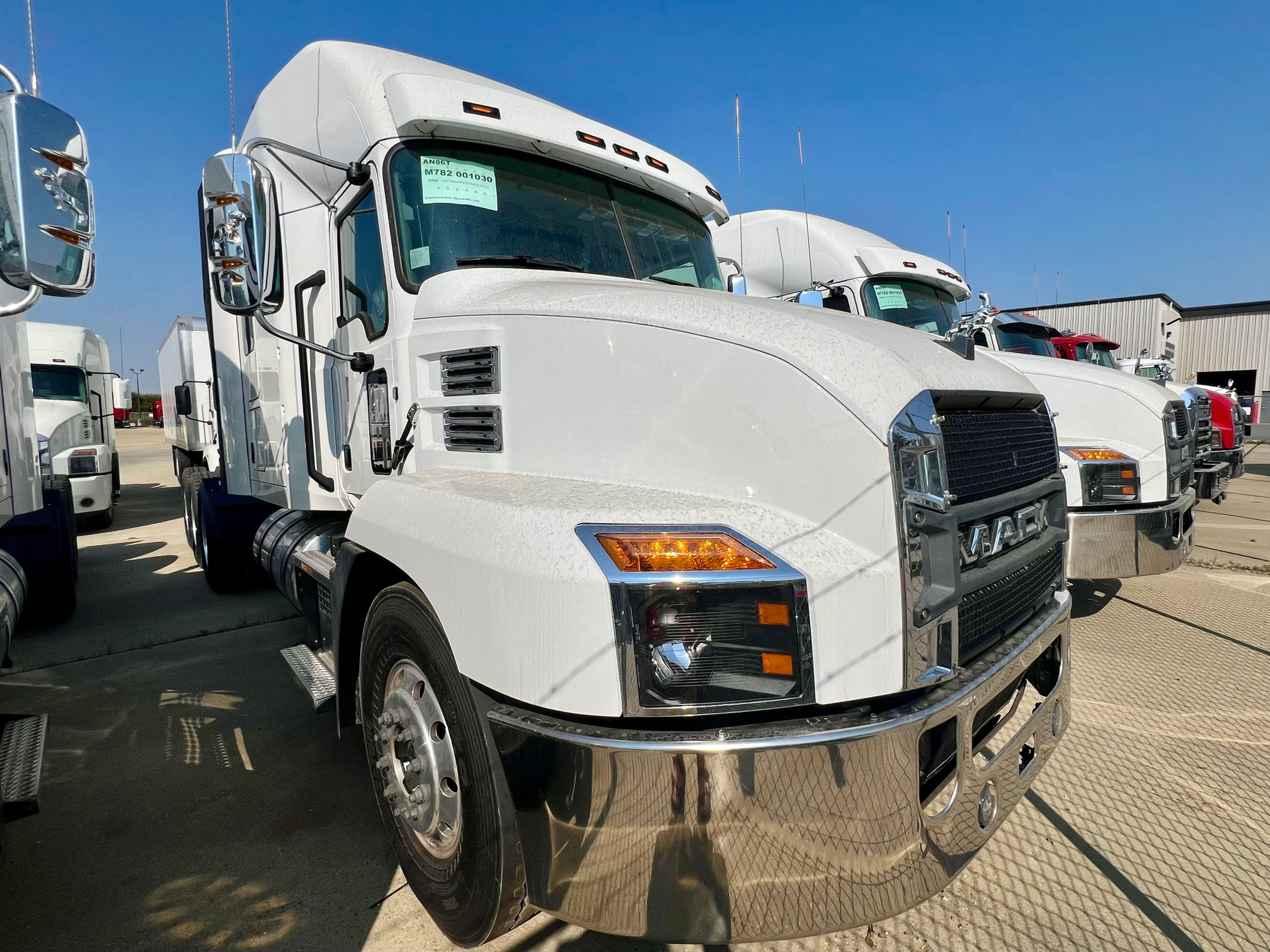 2026 AN86T 70” Sleeper – Stock #38221