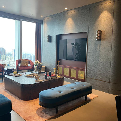 Quasar Istanbul Residence banyosu, Mimar Erdem Hamza tasarımı ve Galeristanbul üretimiyle modern detaylar taşıyor.