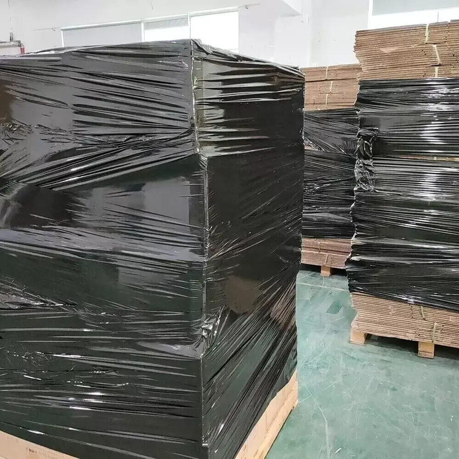 40cm x 250m black stretch wrap film, designed for durable parcel and pallet packaging.