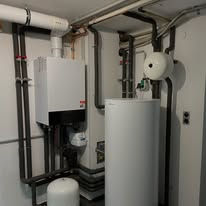 Moderne Heizungsanlage mit Wärmeerzeuger und Speicher