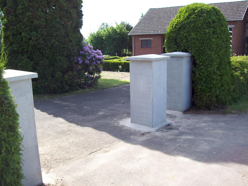 Zaunpfosten mit Abdeckplatte