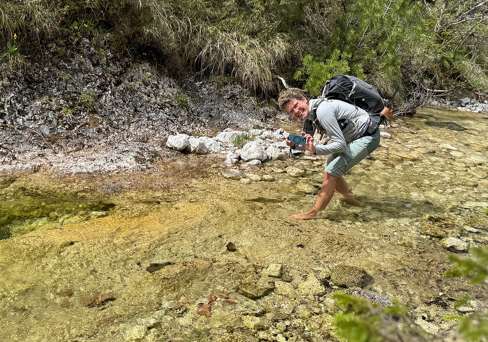 Sandra im Bach macht Foto.jpg
