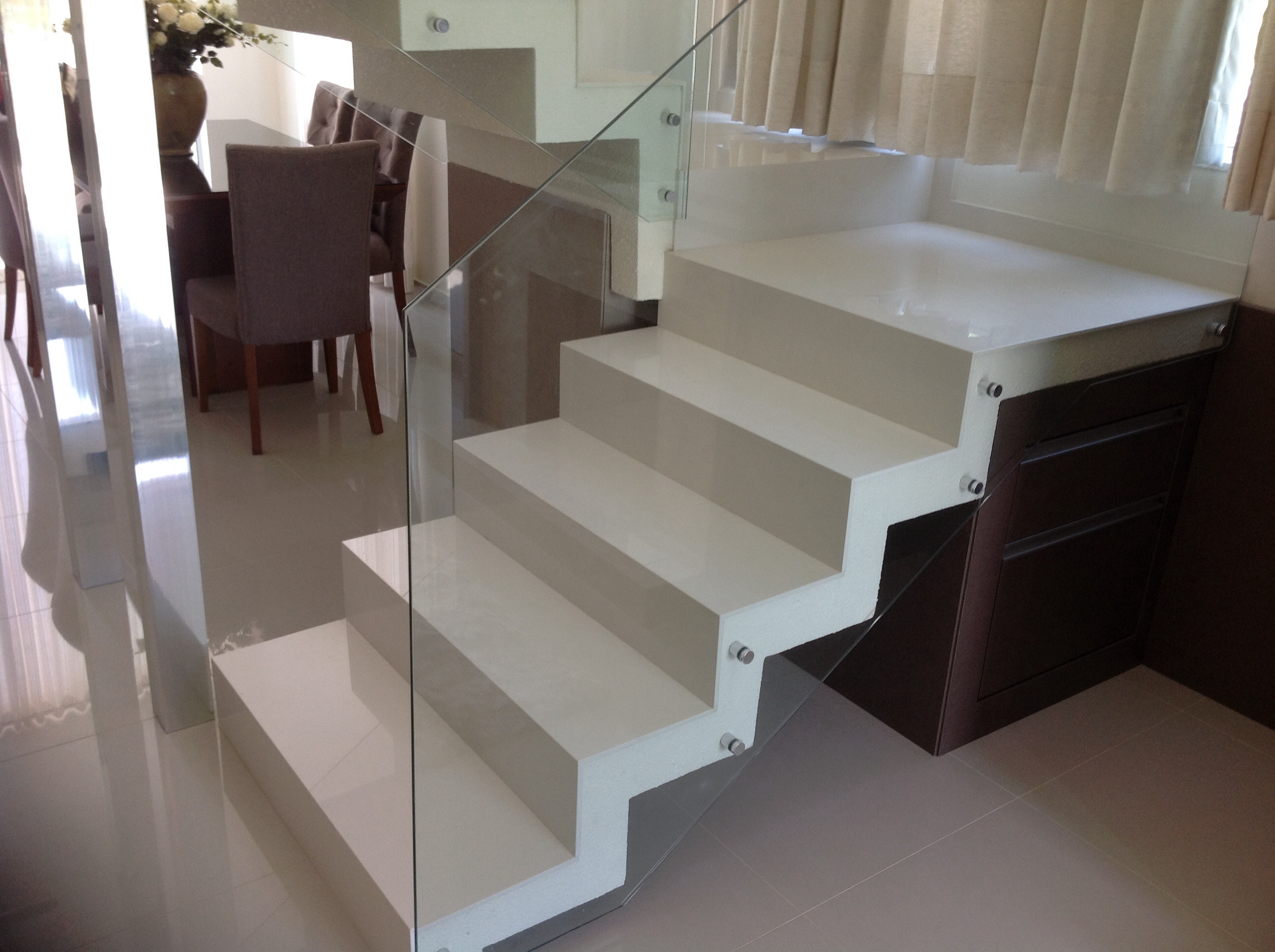 escada em Aglostone compac soft white