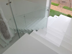 Escada interna em quartzo branco