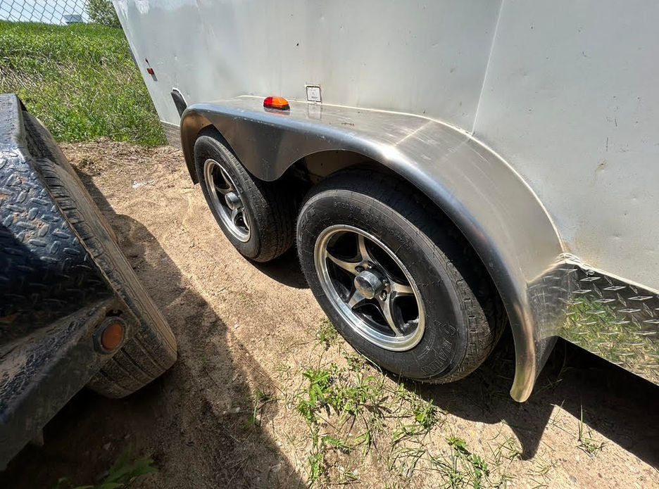 Aluminum trailer wheels and tandem axle setup on enclosed trailer