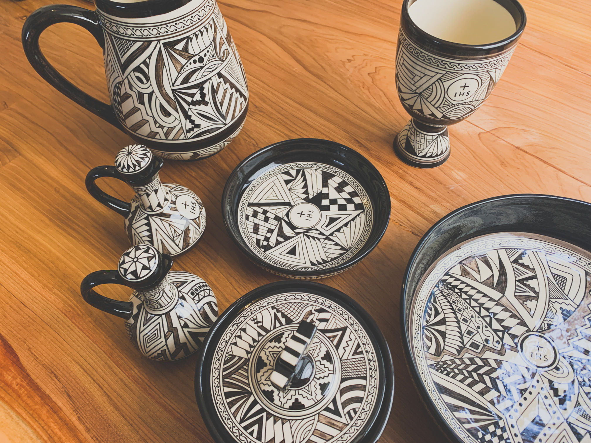 Set de cáliz, patena, vinajeras, copón, jarra y lavamanos