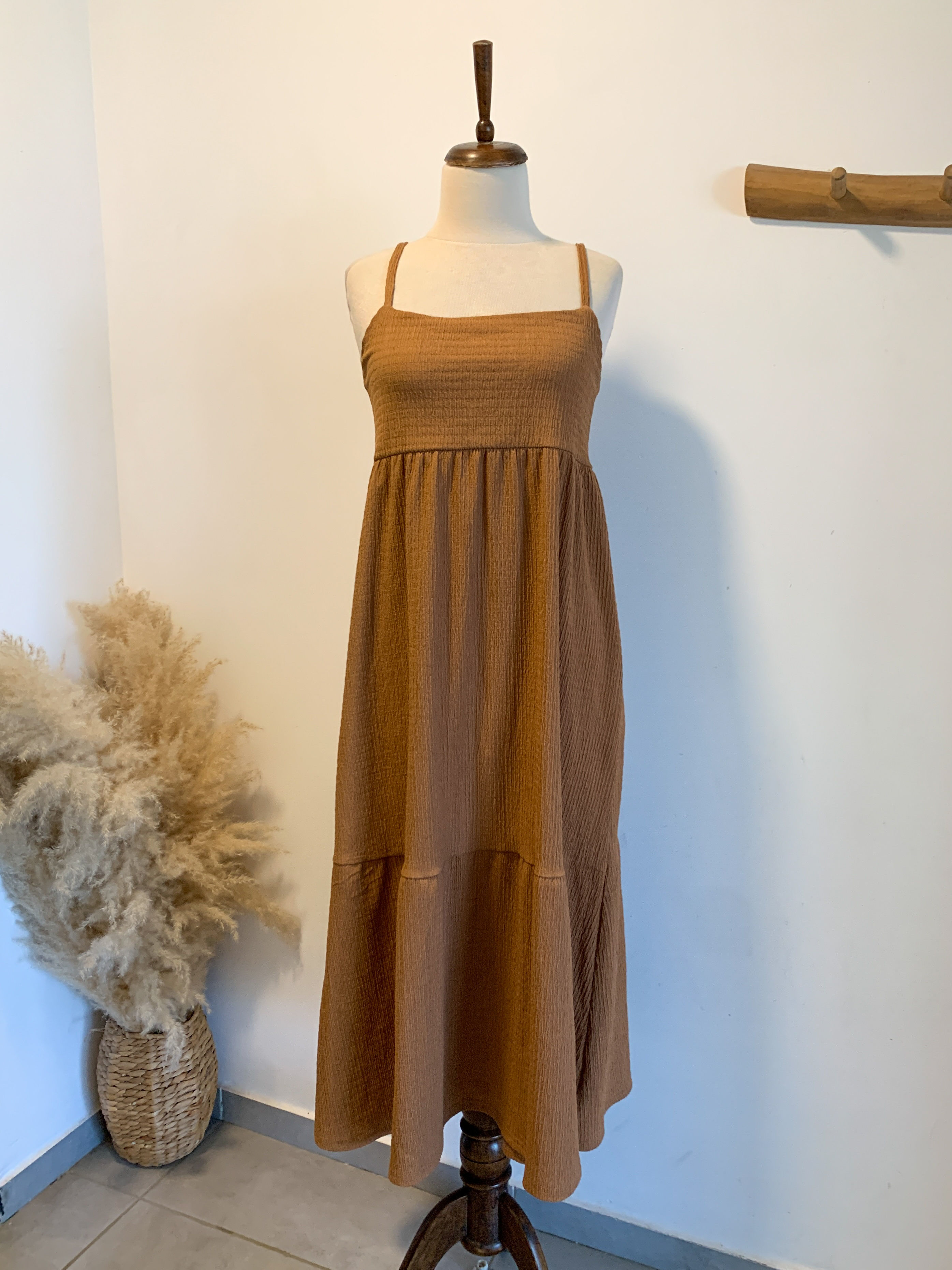 שמלת מקסי חומה סיומת מלמלה