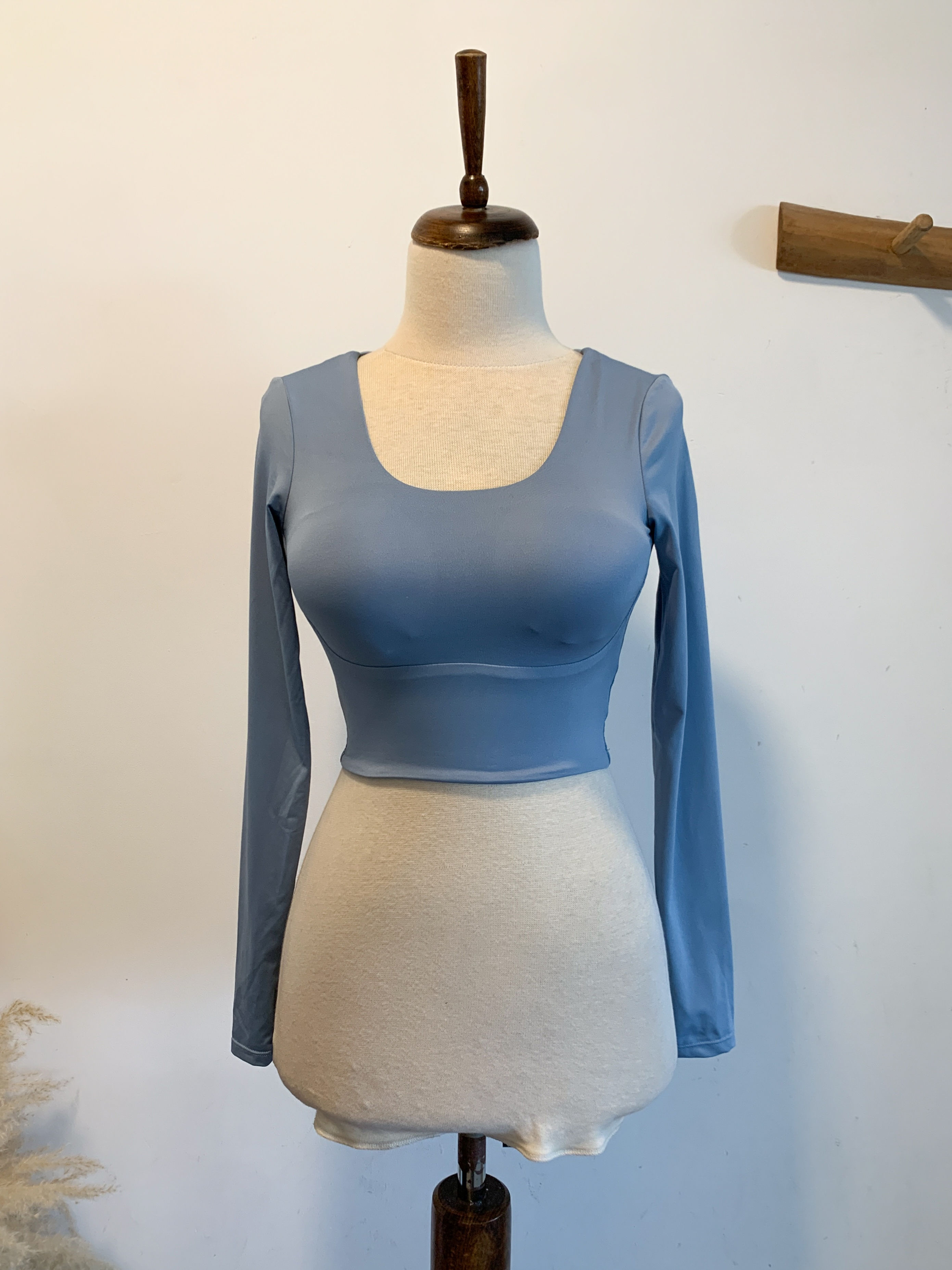 חולצת קרופ עם קאפים בחזה וגב חשוף