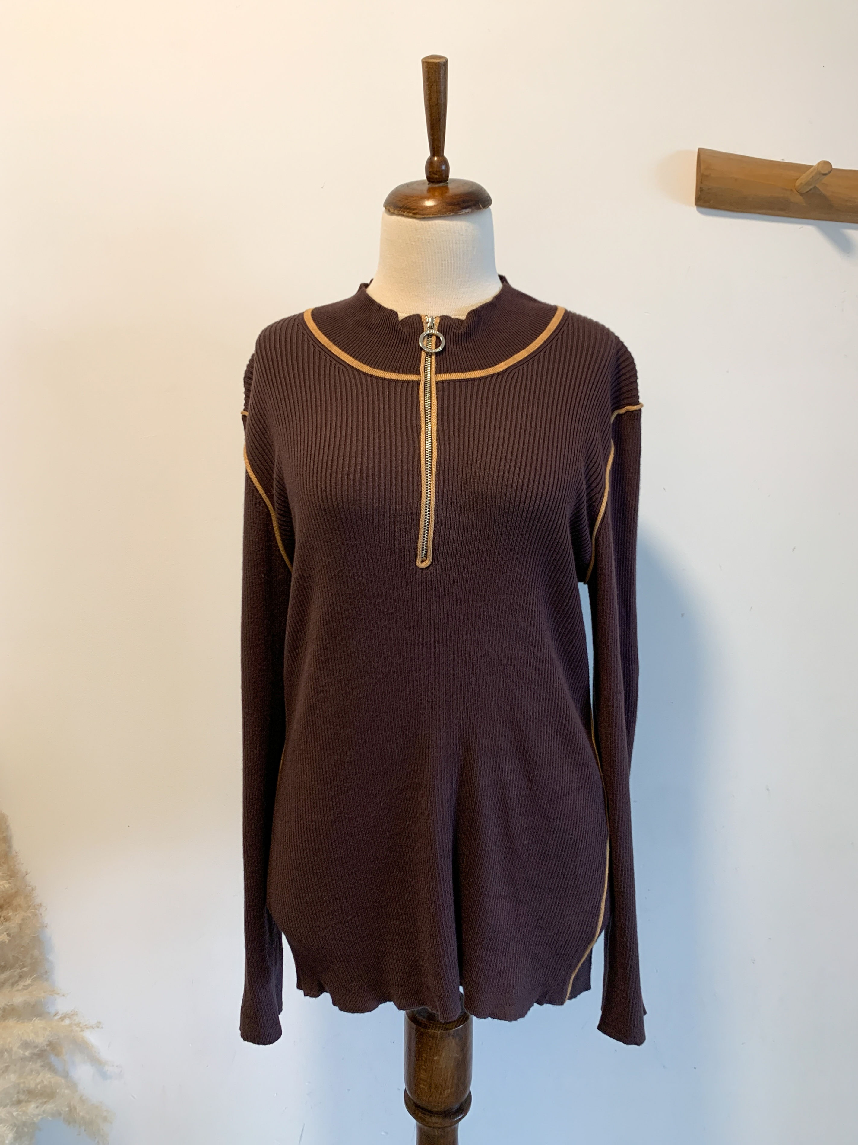 חולצת סריג חומה עם רוכסן בחזה