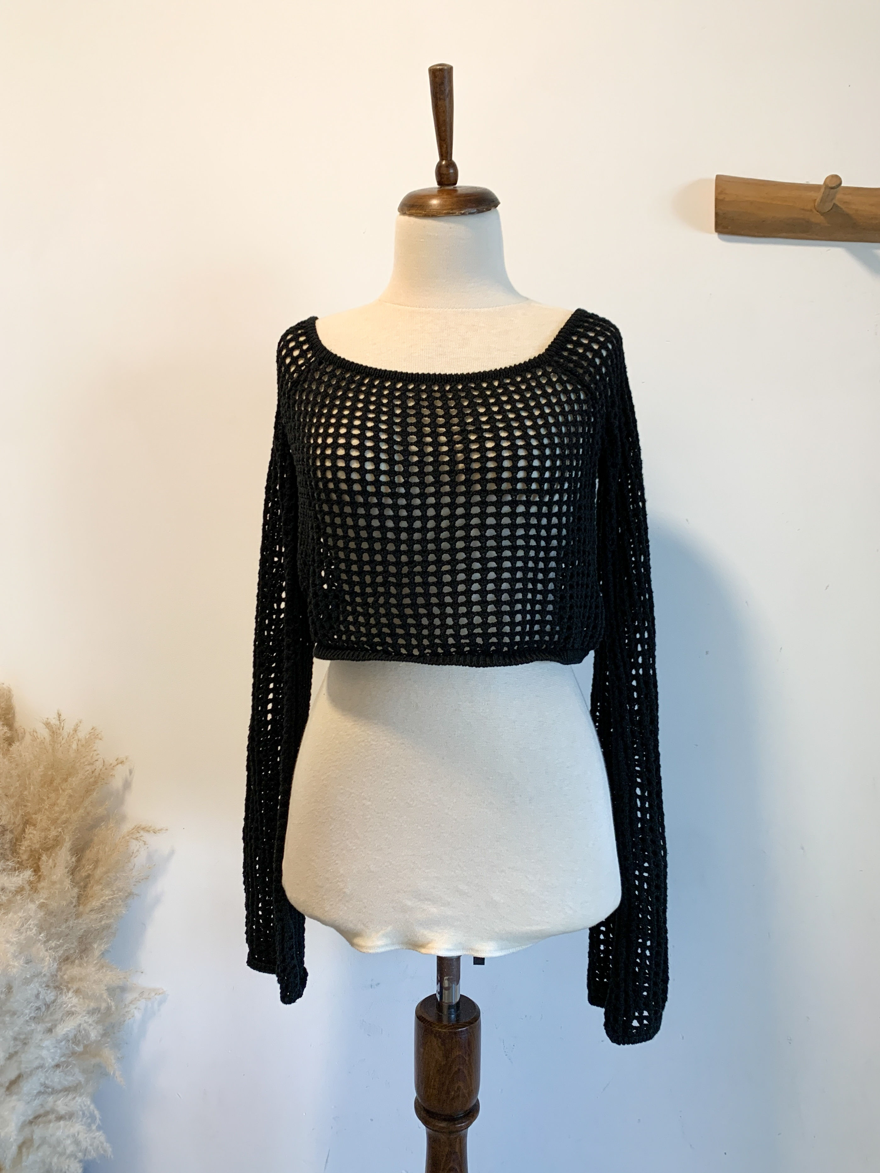 חולצת קרופ מחוררת אורבן אאוטפיטרס